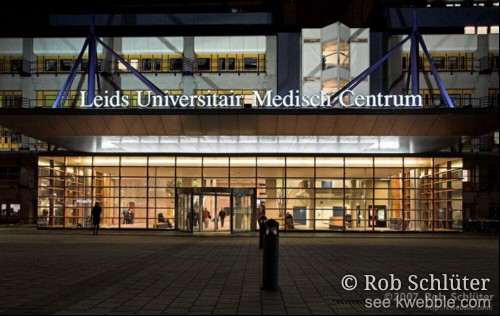 Verlichte entree van het Leids Universitair Medisch Centrum 's avonds.