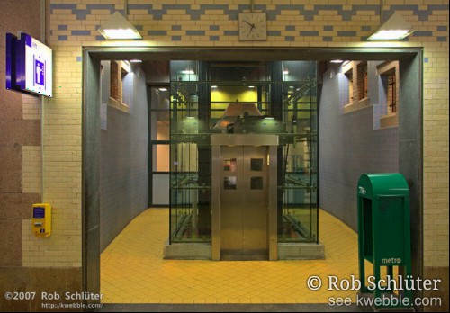 Glazen lift in station Haarlem Centraal.