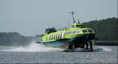 Draagvleugelboot van Connexxion vaart met hoge snelheid.