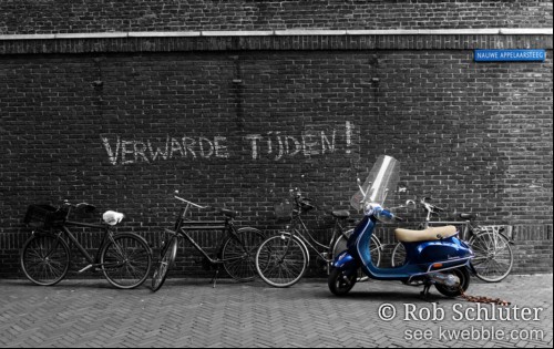 Zwartwit photo van een oude stenen muur met daarop de woorden 