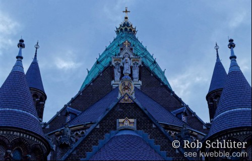 Symmetrische torenspitsen van de Koepelkathedraal steken af tegen de lucht.