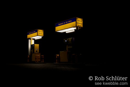 's avonds in het donker is alleen de weg rondom 2 benzinepompen enigzins verlicht.